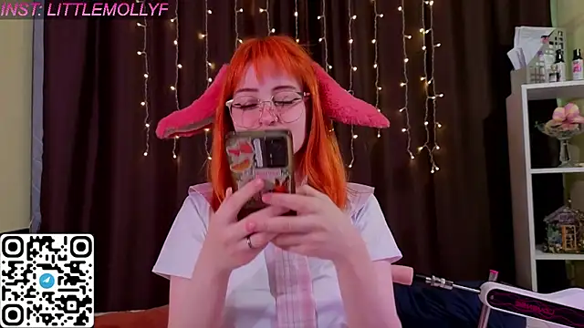 Snapshot of LittleFoxHole chatting on 05/21/26, 01:12 LittleFoxHole online show from 05/21/26, 01:12