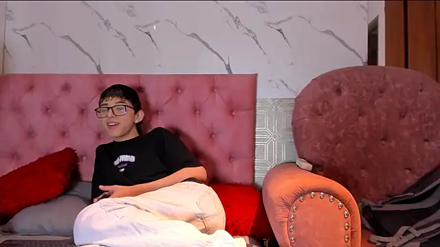 Snapshot of double_temptation2 chatting on 12/16/25, 08:03 double temptation2 online show from 12/16/25, 08:03