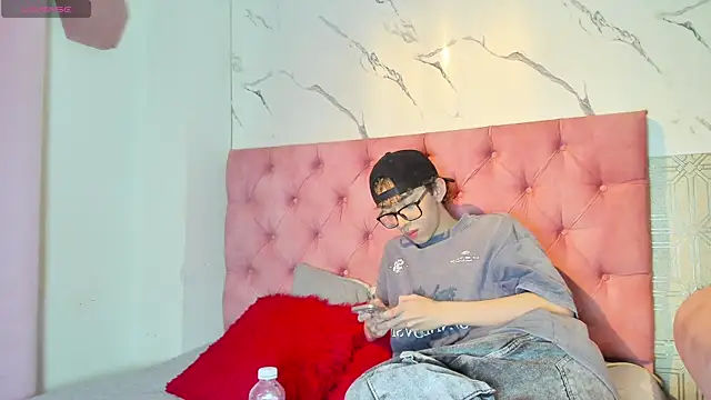 Snapshot of double_temptation2 chatting on 12/17/25, 08:59 double temptation2 online show from 12/17/25, 08:59