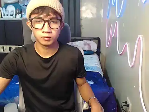 Snapshot of Ur_hottestjonny chatting on 06/18/26, 10:41 Ur hottestjonny online show from 06/18/26, 10:41