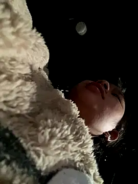 Snapshot of Nika-be chatting on 12/19/25, 01:01 Nika-be online show from 12/19/25, 01:01