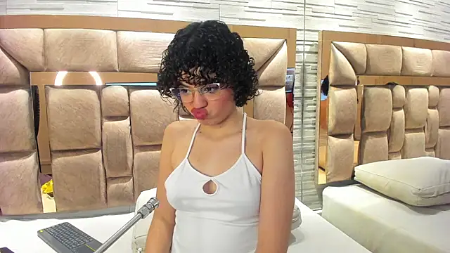 chloe cortez online show from 12/18/25, 12:49