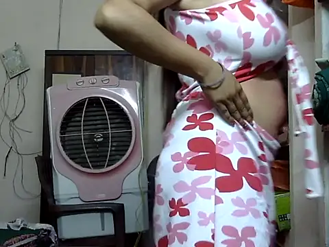 hot-riyaaa online show from 03/08/26, 11:58