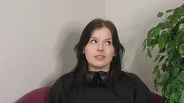 LesleyManire online show from 12/17/25, 10:54