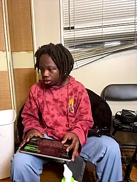 Snapshot of YourLittleBoyfriend chatting on 12/18/25, 03:45 YourLittleBoyfriend online show from 12/18/25, 03:45