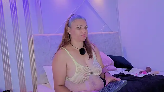 Snapshot of persefone_sky chatting on 02/15/26, 09:19 persefone sky online show from 02/15/26, 09:19