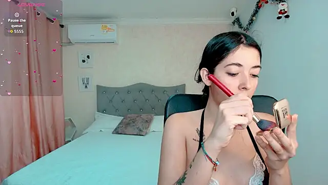 Snapshot of emmalove_doll chatting on 01/15/26, 05:05 emmalove doll online show from 01/15/26, 05:05