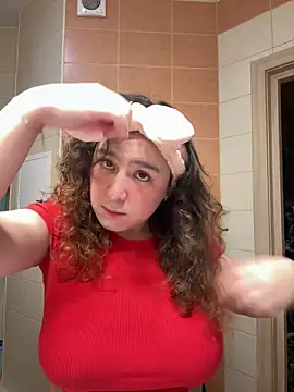 Snapshot of luisa_evans chatting on 12/21/25, 10:39 luisa evans online show from 12/21/25, 10:39