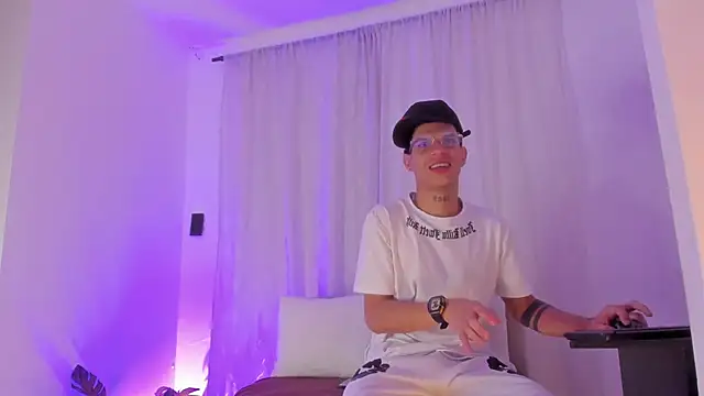 Snapshot of kings_of_heavens_ chatting on 12/21/25, 08:27 kings of heavens online show from 12/21/25, 08:27