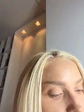 Snapshot of blonde_di chatting on 12/19/25, 12:28 blonde di online show from 12/19/25, 12:28