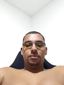 Snapshot of Reis001122 chatting on 05/02/26, 03:22 Reis001122 online show from 05/02/26, 03:22