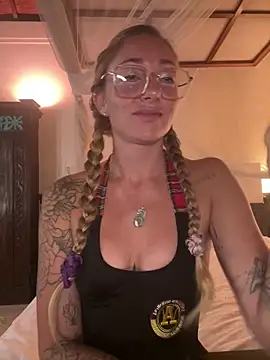 Snapshot of OpheliaRoxx chatting on 12/22/25, 10:29 OpheliaRoxx online show from 12/22/25, 10:29