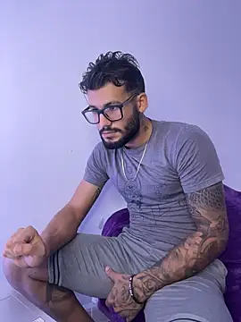 Snapshot of thedragonboyxxx chatting on 12/18/25, 03:56 thedragonboyxxx online show from 12/18/25, 03:56