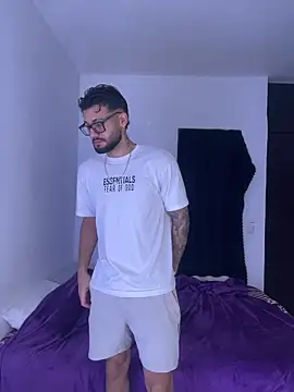 Snapshot of thedragonboyxxx chatting on 12/21/25, 04:19 thedragonboyxxx online show from 12/21/25, 04:19