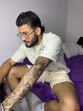 Snapshot of thedragonboyxxx chatting on 02/02/26, 04:00 thedragonboyxxx online show from 02/02/26, 04:00