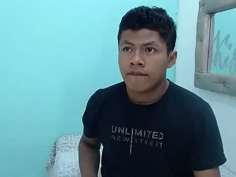 Snapshot of toomixxx chatting on 12/20/25, 02:40 toomixxx online show from 12/20/25, 02:40