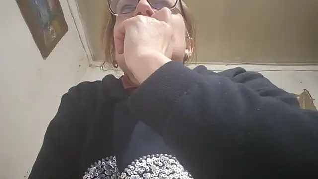 Snapshot of KissAndVibe chatting on 12/19/25, 07:43 KissAndVibe online show from 12/19/25, 07:43