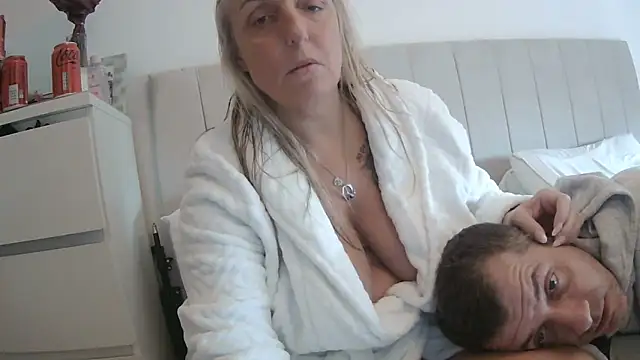 Snapshot of theblondecocklover chatting on 02/22/26, 03:32 theblondecocklover online show from 02/22/26, 03:32