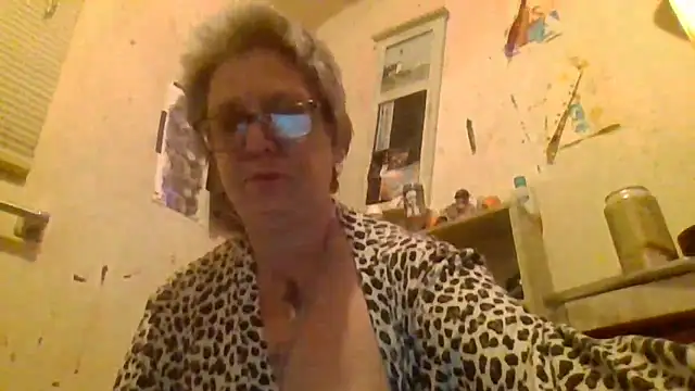Snapshot of becky1111 chatting on 04/10/26, 10:09 becky1111 online show from 04/10/26, 10:09
