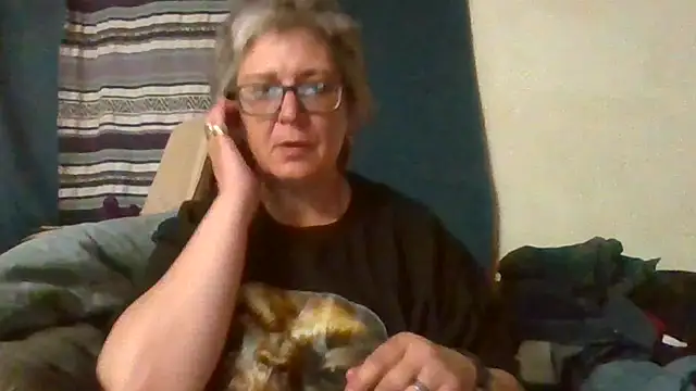 Snapshot of becky1111 chatting on 04/21/26, 02:51 becky1111 online show from 04/21/26, 02:51