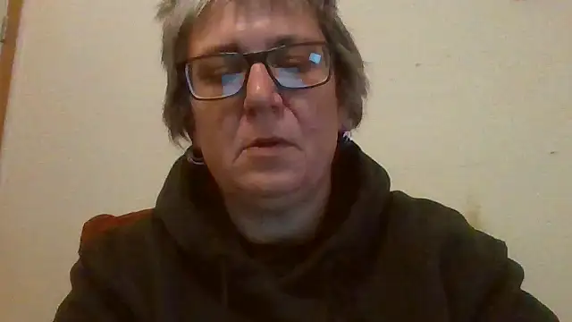Snapshot of becky1111 chatting on 04/23/26, 04:24 becky1111 online show from 04/23/26, 04:24