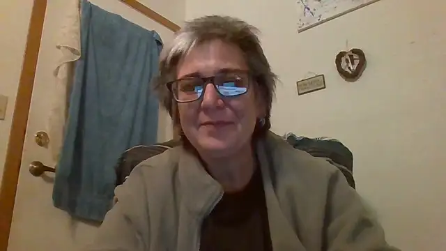 Snapshot of becky1111 chatting on 05/04/26, 02:18 becky1111 online show from 05/04/26, 02:18