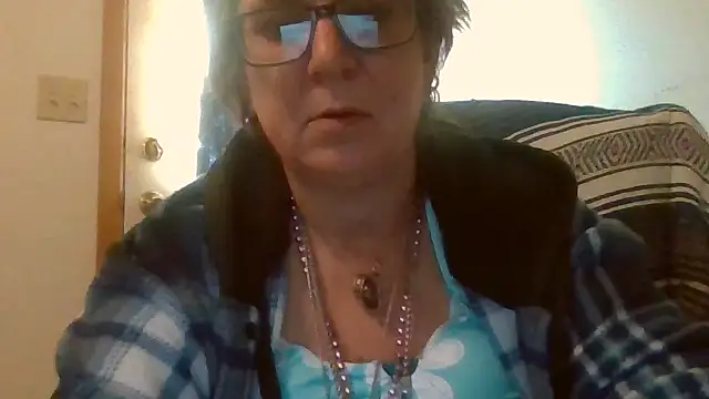Snapshot of becky1111 chatting on 05/09/26, 12:38 becky1111 online show from 05/09/26, 12:38