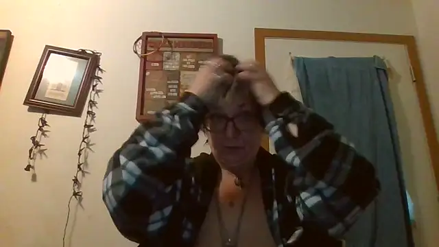 Snapshot of becky1111 chatting on 05/22/26, 12:22 becky1111 online show from 05/22/26, 12:22