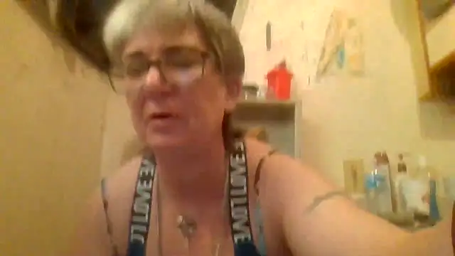 Snapshot of becky1111 chatting on 05/24/26, 02:33 becky1111 online show from 05/24/26, 02:33