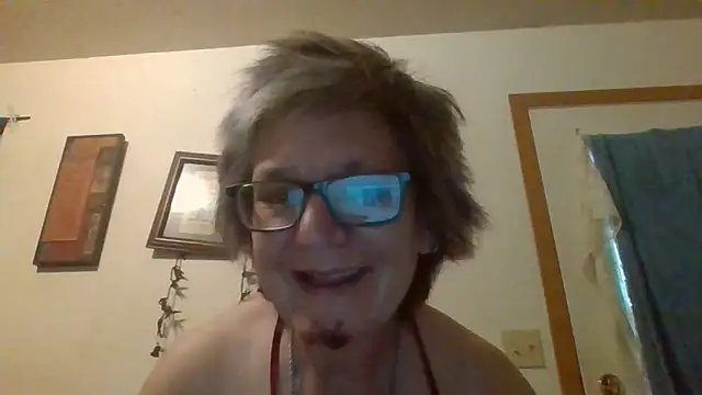 Snapshot of becky1111 chatting on 05/28/26, 11:40 becky1111 online show from 05/28/26, 11:40