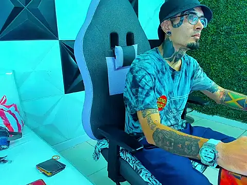 Snapshot of Boy_tatto77 chatting on 07/23/26, 01:58 Boy tatto77 online show from 07/23/26, 01:58
