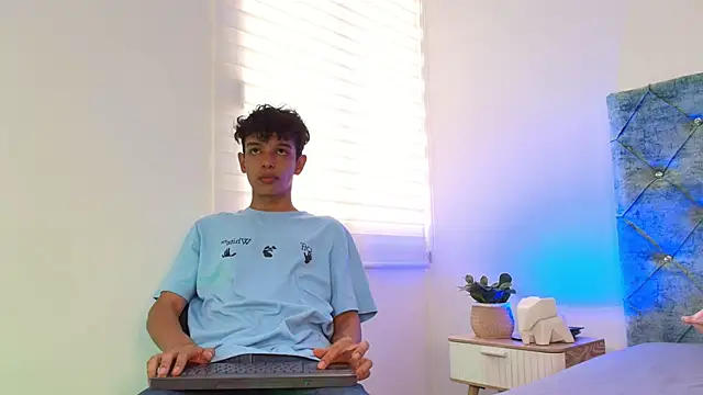 Snapshot of maxfrost_1 chatting on 12/21/25, 07:10 maxfrost 1 online show from 12/21/25, 07:10