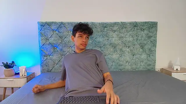 Snapshot of maxfrost_1 chatting on 12/22/25, 07:11 maxfrost 1 online show from 12/22/25, 07:11