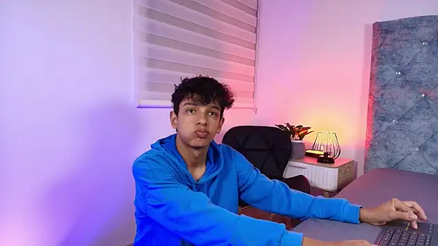 Snapshot of maxfrost_1 chatting on 01/06/26, 07:28 maxfrost 1 online show from 01/06/26, 07:28