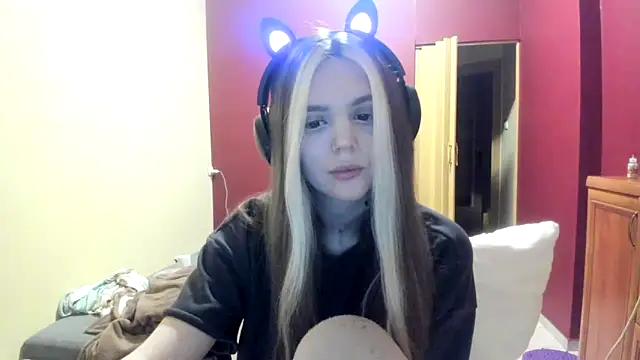 LunaAngell online show from 12/21/25, 11:12