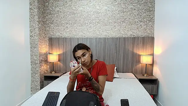 Snapshot of zoe_bermudez chatting on 12/19/25, 11:28 zoe bermudez online show from 12/19/25, 11:28