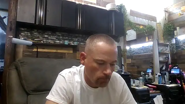 Snapshot of MISTERANDDEMI chatting on 05/18/26, 05:24 MISTERANDDEMI online show from 05/18/26, 05:24
