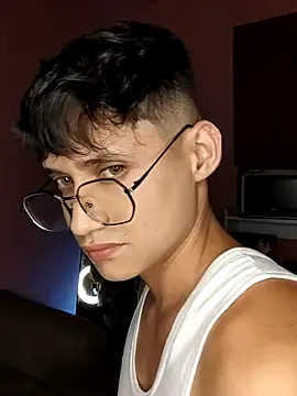 Snapshot of Axell-1997 chatting on 12/23/25, 01:14 Axell-1997 online show from 12/23/25, 01:14