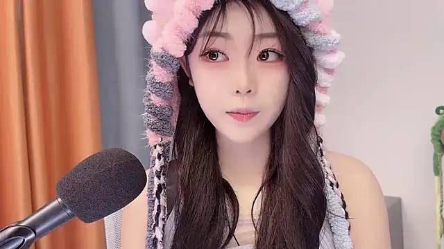 Snapshot of smalldaisy chatting on 02/06/26, 02:16 smalldaisy online show from 02/06/26, 02:16