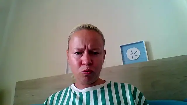 Snapshot of jennyblondeuk chatting on 05/10/26, 01:49 jennyblondeuk online show from 05/10/26, 01:49