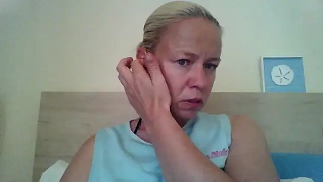 Snapshot of jennyblondeuk chatting on 05/13/26, 03:42 jennyblondeuk online show from 05/13/26, 03:42