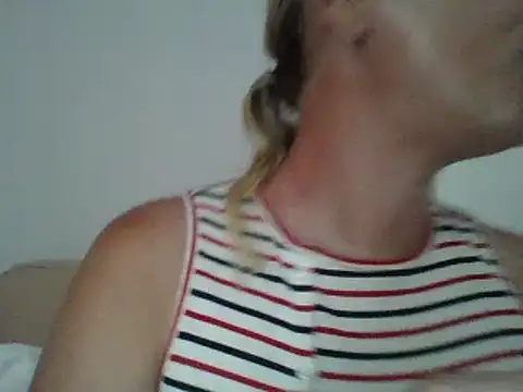 Snapshot of jennyblondeuk chatting on 05/28/26, 04:37 jennyblondeuk online show from 05/28/26, 04:37
