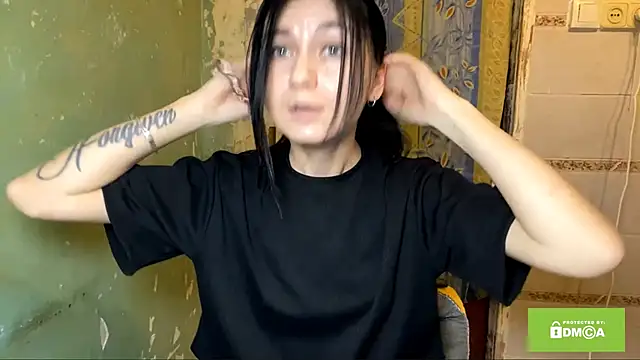 Snapshot of EstherKiester chatting on 12/22/25, 09:23 EstherKiester online show from 12/22/25, 09:23