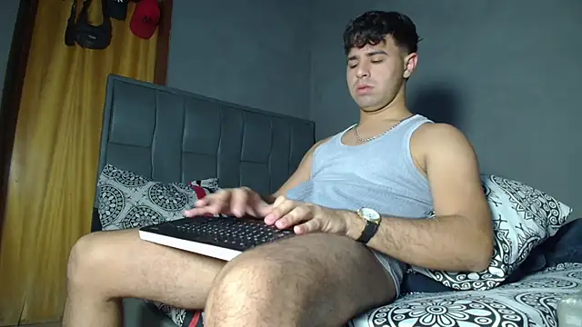 MAXIMILAINO-XXX online show from 04/21/26, 02:15