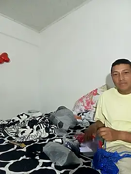 Snapshot of pareja_latina1483 chatting on 01/09/26, 02:25 pareja latina1483 online show from 01/09/26, 02:25