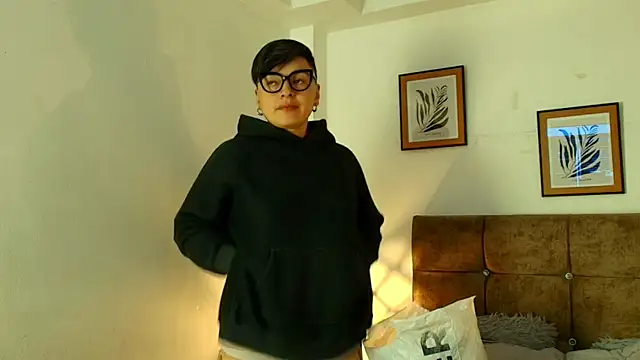 kat paradise online show from 04/15/26, 12:12