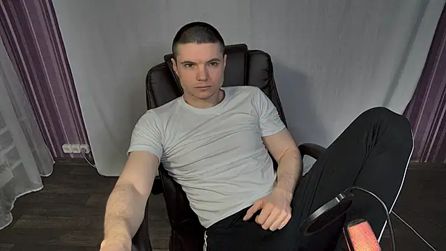 Snapshot of LoveMike1 chatting on 04/14/26, 04:57 LoveMike1 online show from 04/14/26, 04:57