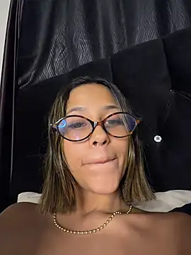 Snapshot of vicky_bass_ chatting on 06/19/26, 03:00 vicky bass online show from 06/19/26, 03:00