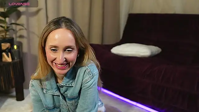 Emely Moon online show from 04/09/26, 07:08