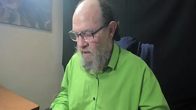 Snapshot of Uncle_Hottie chatting on 02/01/26, 03:32 Uncle Hottie online show from 02/01/26, 03:32